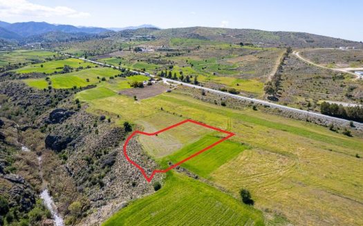 Field in Kalo Chorio Oreinis, Nicosia